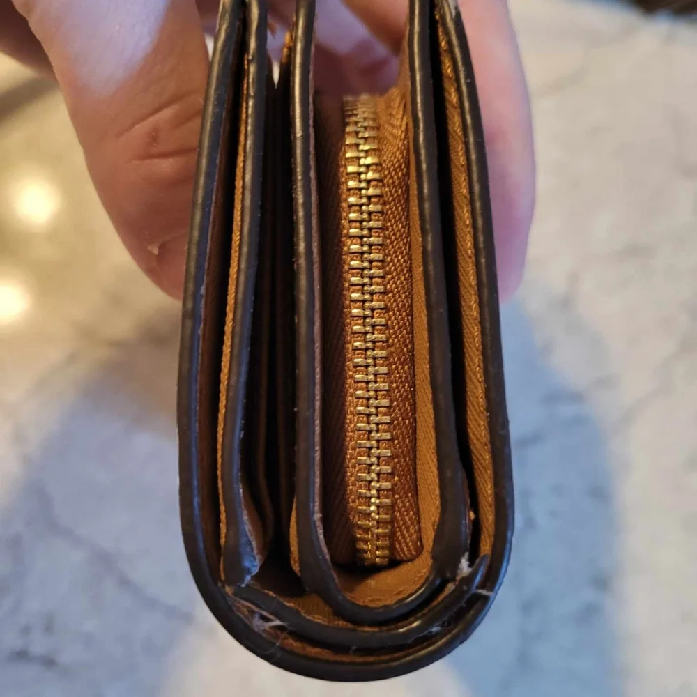 $75EMT Michael Kors vanilla bifold compact, signature logo wallet. EUC - Picture 12 of 13